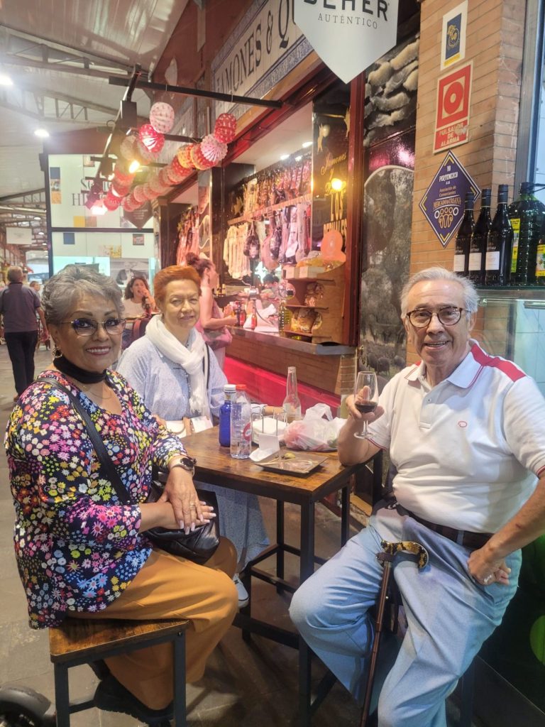 Turistas en el Mercado de Triana de Sevilla. Foto de Turismo Español. Turistas mexicanos de Turismo Español en el mercado de Triana de Sevilla. Estan tomando el aperitivo. Foto de Turismo Español.