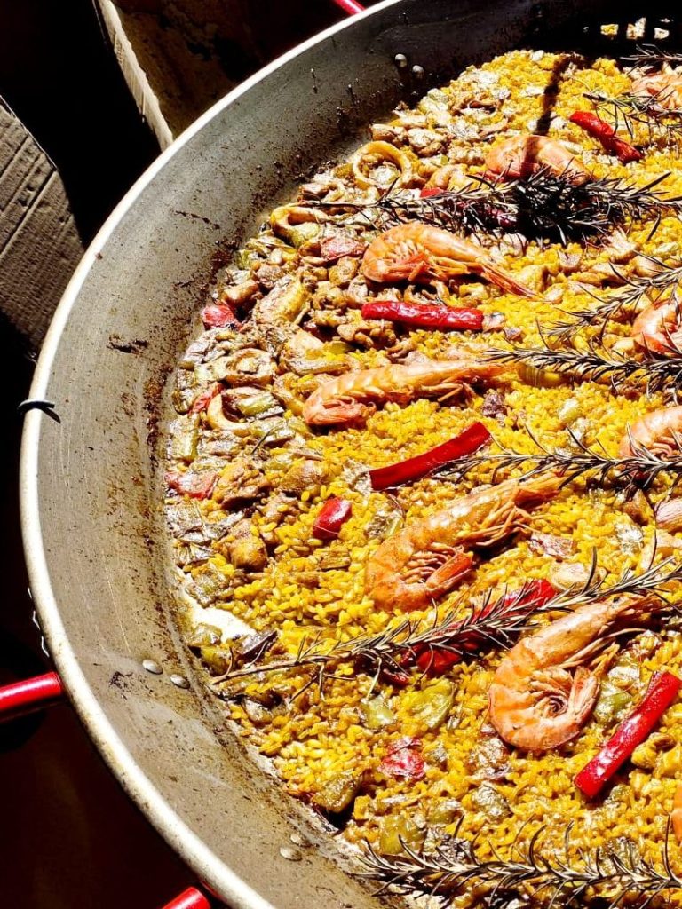 Paella valenciana de turismo español. Rutas gastronómicas de españa. Paella Valenciana muy española. Foto de Turismo Español.